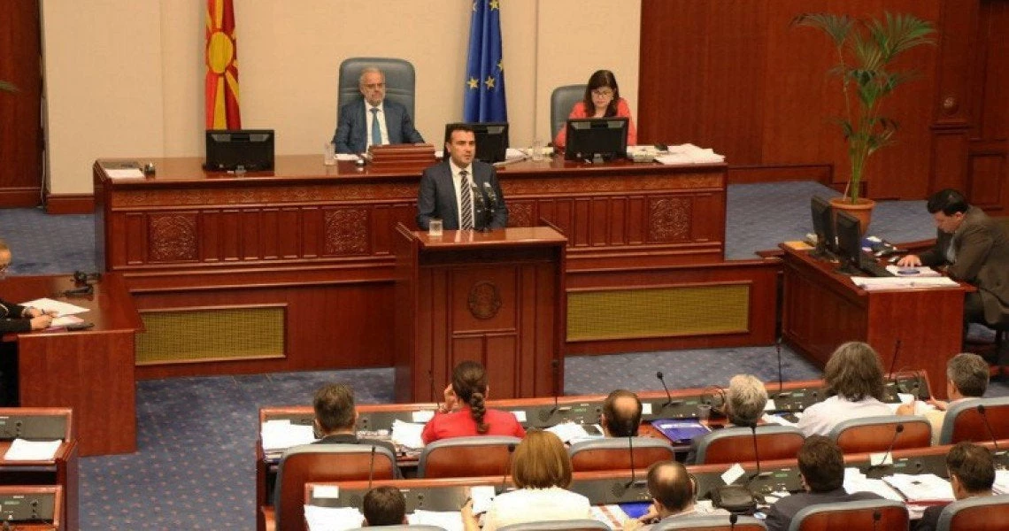 ΠΓΔΜ: Στη Βουλή σήμερα οι αλλαγές στο Σύνταγμα – Ψάχνει οκτώ βουλευτές ο Ζάεφ